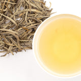 シルバーチップ 茶葉と水色