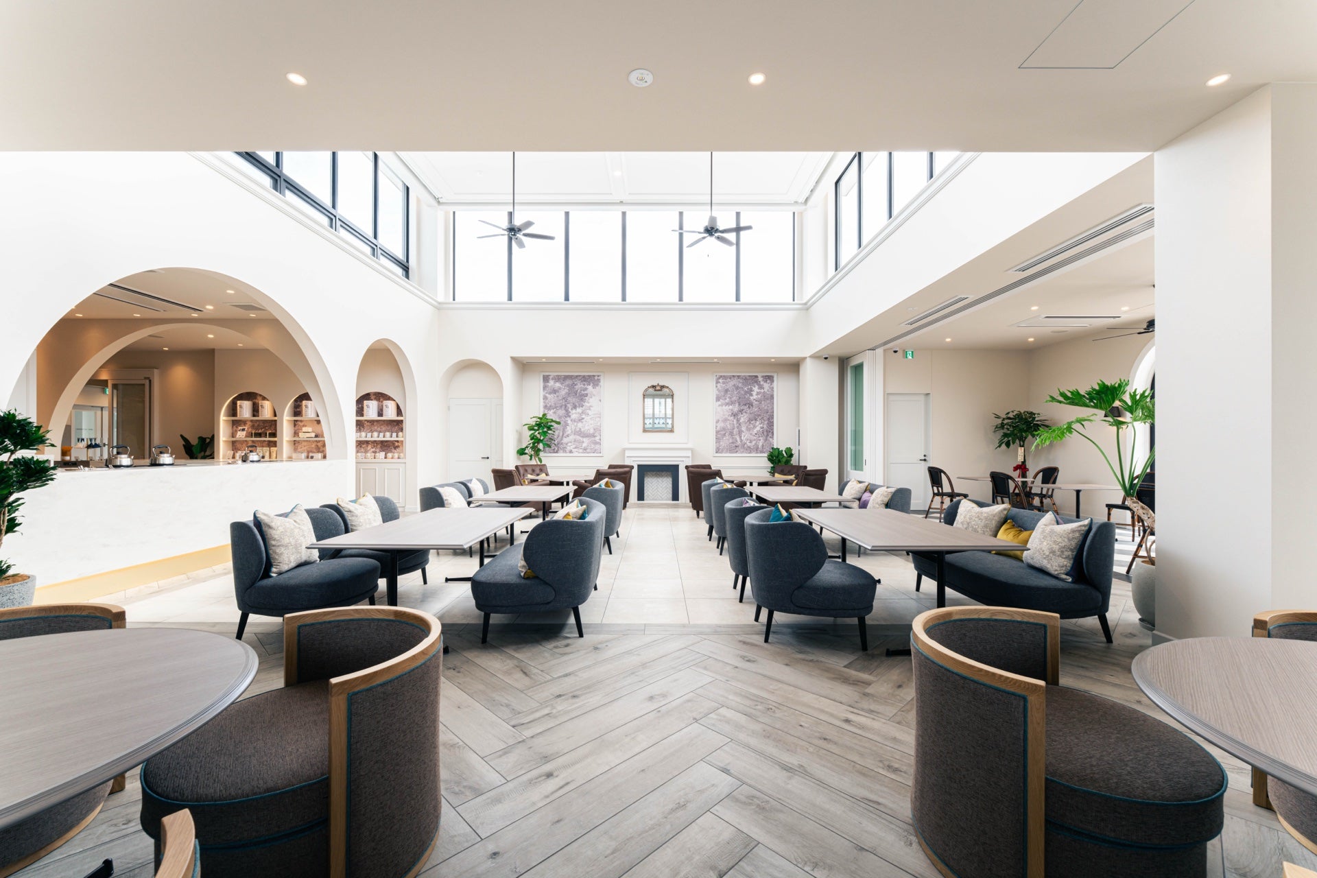 maison amsu tea の店内（吹き抜けの天井とヘリンボーン床のサロン空間）